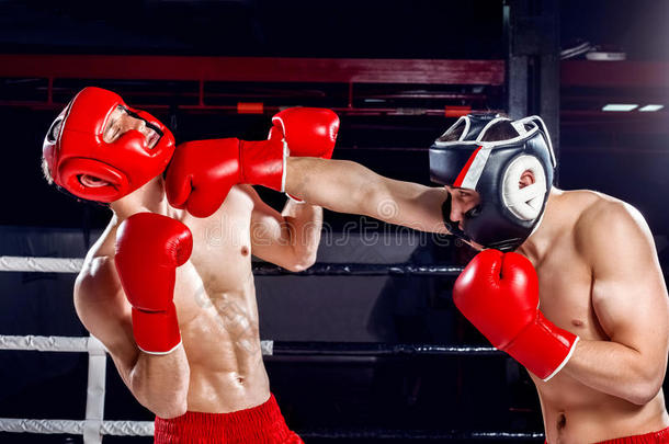 经验丰富的两个拳击手正在互相搏斗