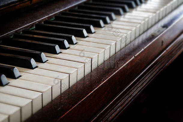 古董钢琴键盘，音乐概念