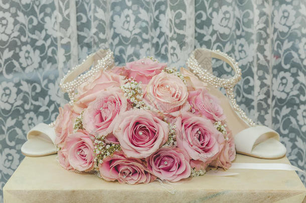 一张彩色的宏观照片，详细的花束与粉红色玫瑰，白色小花和假钻石在玫瑰的中心