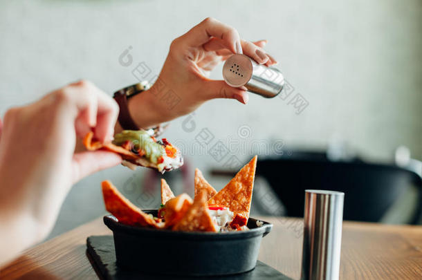 女人的特写镜头加胡椒做一顿美味的饭菜