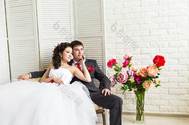 新娘和新郎被鲜花包围