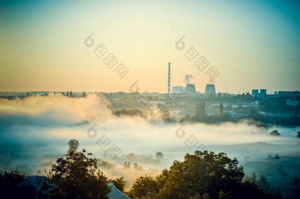 发电厂和<strong>雾天</strong>田野的城市景观