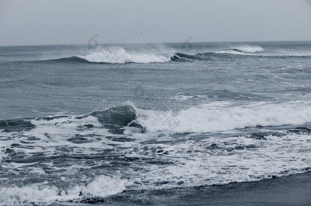 背景海滩黑色云<strong>阴云密布</strong>