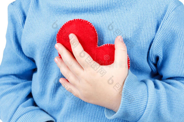 双手握住婴儿的心脏符号。 爱、健康和护理的概念