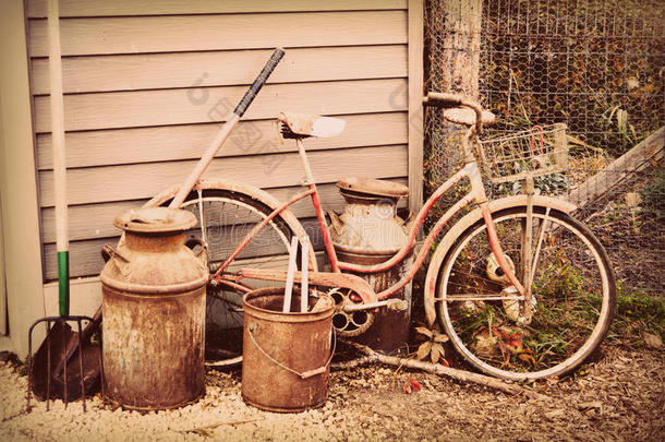 古董自行车，牛奶罐和工具