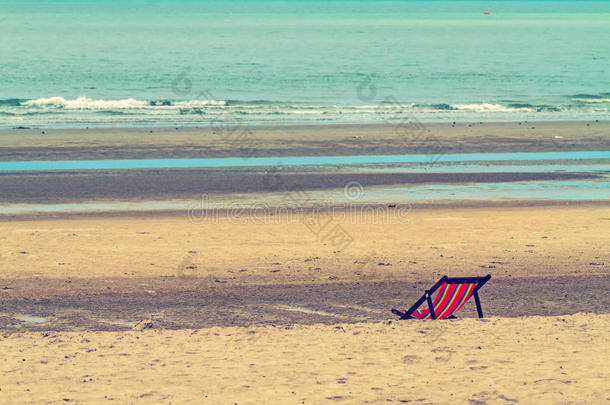 海滩上的空椅子，以复古的风格加工放松