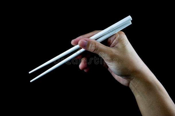 <strong>手拿筷子</strong>在黑色背景上