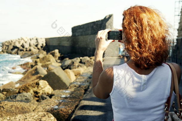 海滩照相机克里特岛女孩希腊