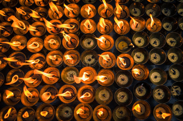 一片燃烧的蜡烛照亮了佛教寺庙