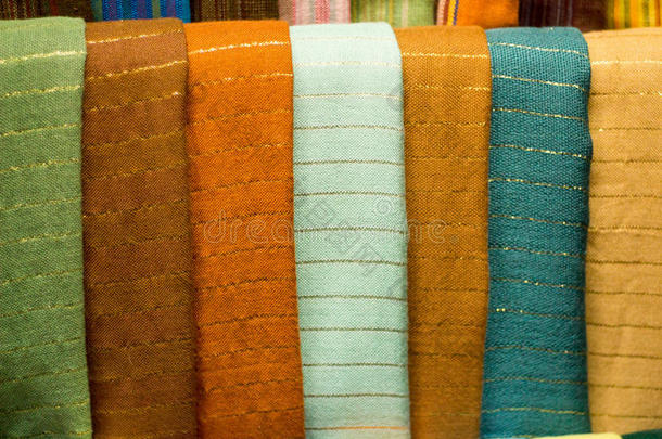 摩洛哥市场上五颜六色的龙舌兰丝绸围巾