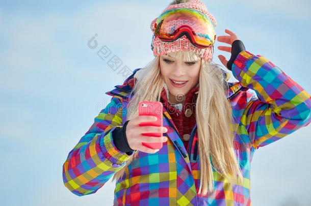 女孩在雪地上拍照片