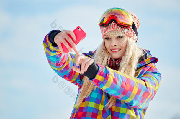 女孩在雪地上拍照片