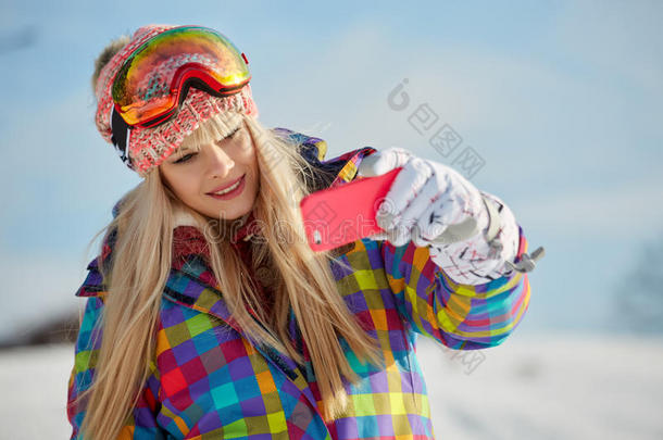 女孩在雪地上拍照片