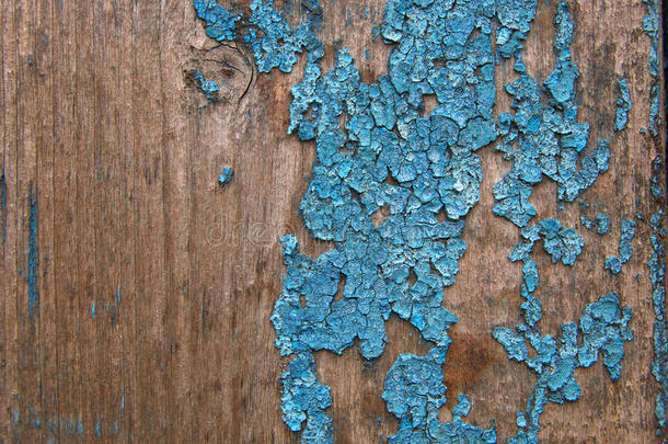 木墙上有裂纹的油漆。 墙上有油漆痕迹的木制木板。