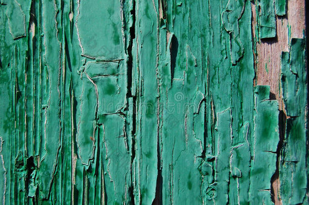 木<strong>墙上</strong>有裂纹的油漆。 <strong>墙上</strong>有油漆痕迹的木制木板。