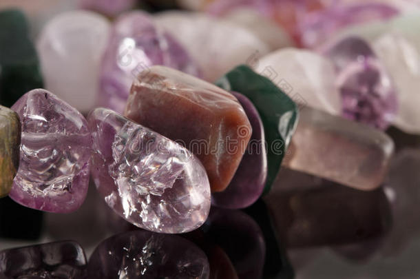 紫水晶、萤石、碧玉和玫瑰石英O的特写晶体