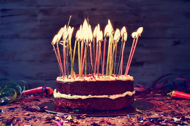 生日蛋糕和一些点燃的蜡烛，<strong>过滤</strong>
