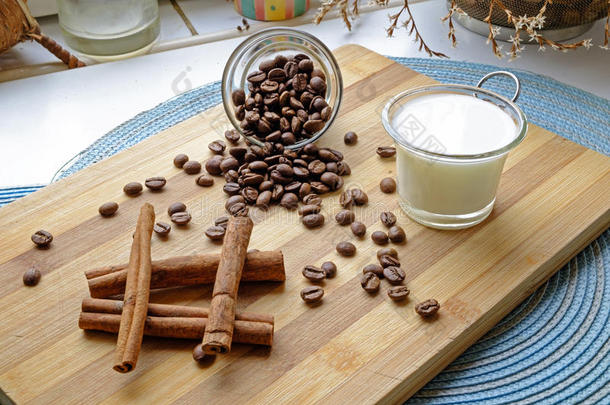 咖啡豆，牛奶和肉桂棒，风景一边宽
