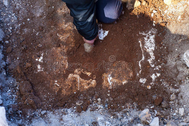 考古学家监测挖掘区域