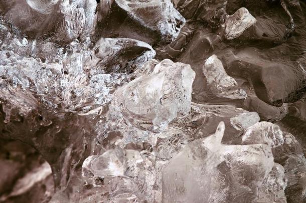 美丽的<strong>大冰块</strong>和抽象的裂缝。 冰柱波纹瀑布，石头和凌乱的河岸