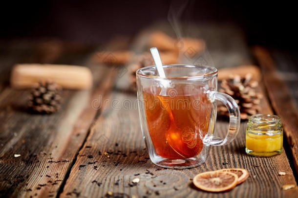 木桌上的一杯热红茶
