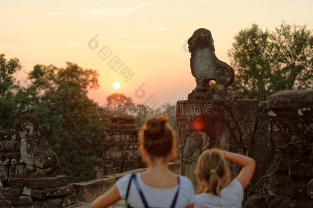 在柬埔寨巴贡寺拍照的女孩