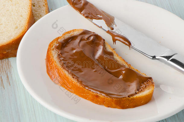 白色盘子上有巧克力奶油的面包