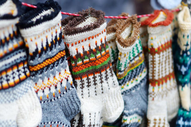 五颜六色的温<strong>暖</strong>针织袜子在维尔纽斯的复活节市<strong>场</strong>上出售