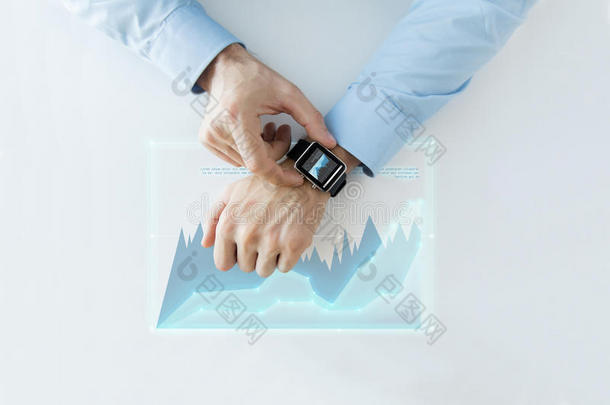 手与智能手表和虚拟图表投影