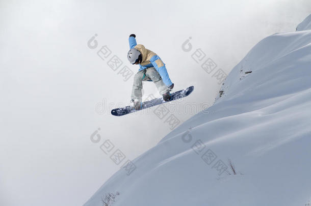 在山上飞<strong>滑雪</strong>板。 <strong>极限</strong>运动。