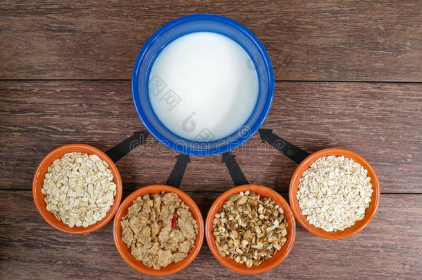 四个小碗，不同的谷物和碗与牛奶，经营战略，决策，选择。