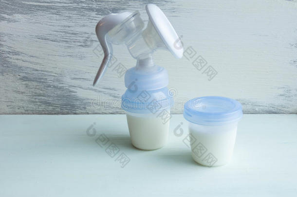灰色背景桌上的婴儿手动吸奶器附件