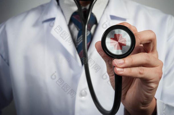医生使用听诊器带有红十字标志，医学概念