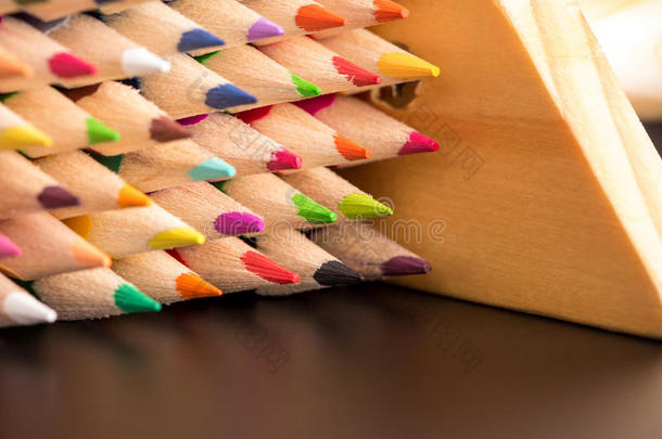 黑色桌子上的彩色铅笔堆