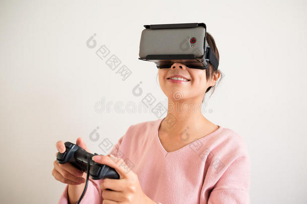 兴奋的女人用虚拟现实设备玩游戏