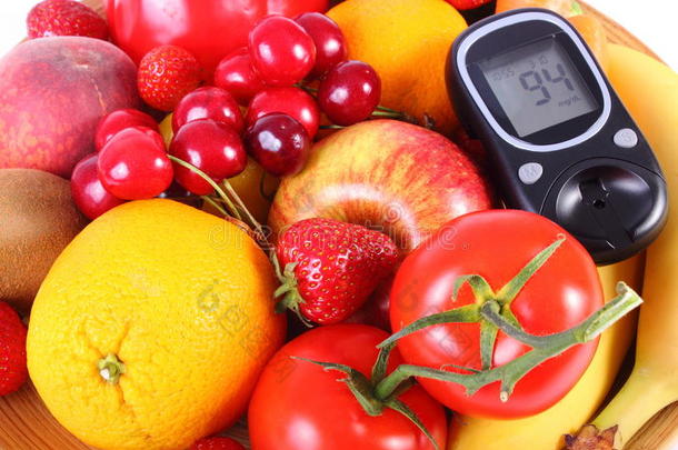 <strong>血糖仪</strong>与水果和蔬菜，健康营养，糖尿病