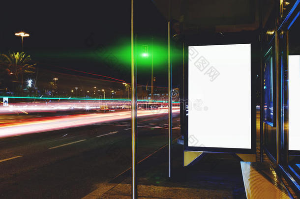 空白电子广告牌，复制空间为您的短信或内容，公共信息板在大城市的公共汽车站