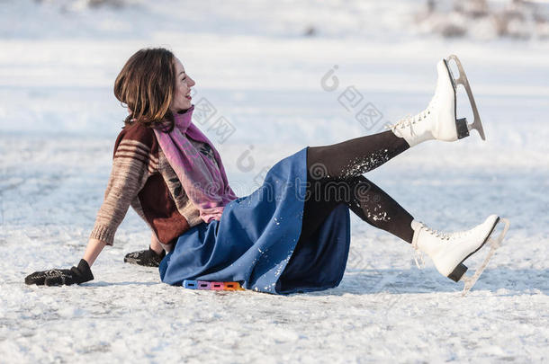 快乐的女孩在冬天滑冰玩得很开心。