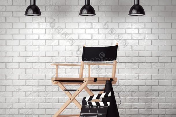 导演椅子，电影拍板和扩音器前面的砖瓦