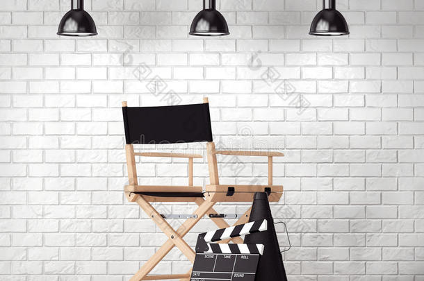 导演椅子，<strong>电影</strong>拍板和扩音器前面的砖瓦