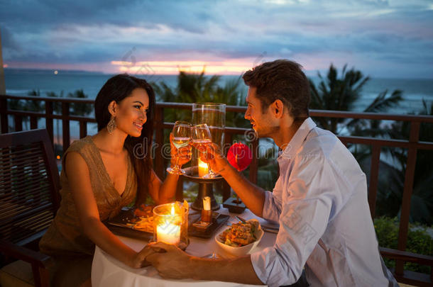 一对夫妇在烛光下享受浪漫的晚餐