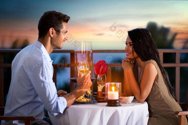 一对夫妇在夏天的晚上吃浪漫的晚餐