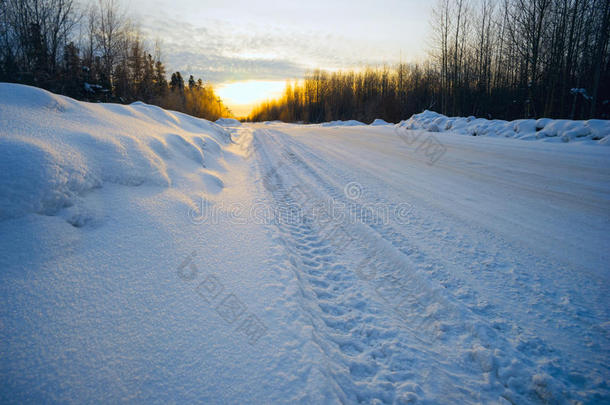 在冬天白雪覆盖的道路上，夕阳的灿烂。