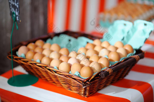 农产品市场上的新鲜鸡蛋