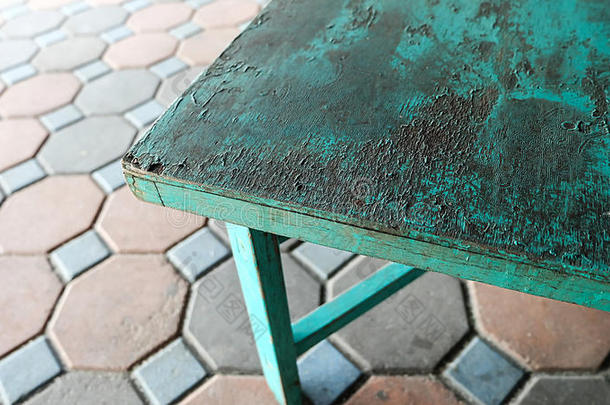 绿色的木制桌子