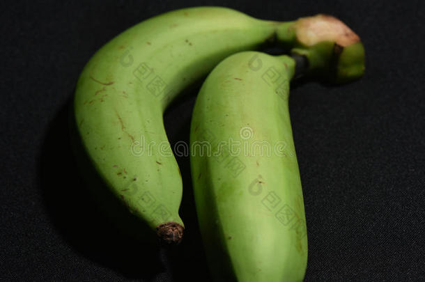 黑色地上的绿色甜香蕉