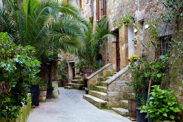 意大利城市里有旧建筑的小巷