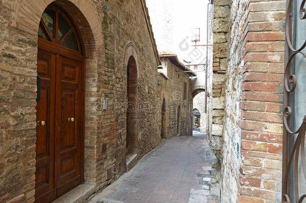 意大利城市里有旧建筑的小巷