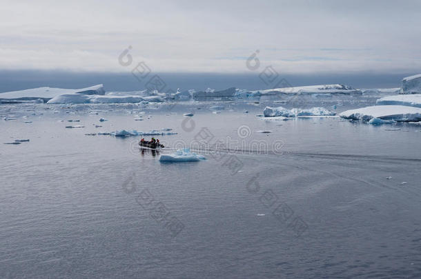 南极南极洲北极的蓝色虚张声势