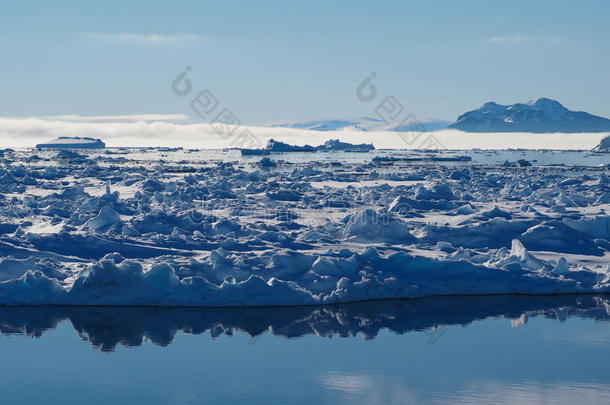南极冰山和浮冰景观